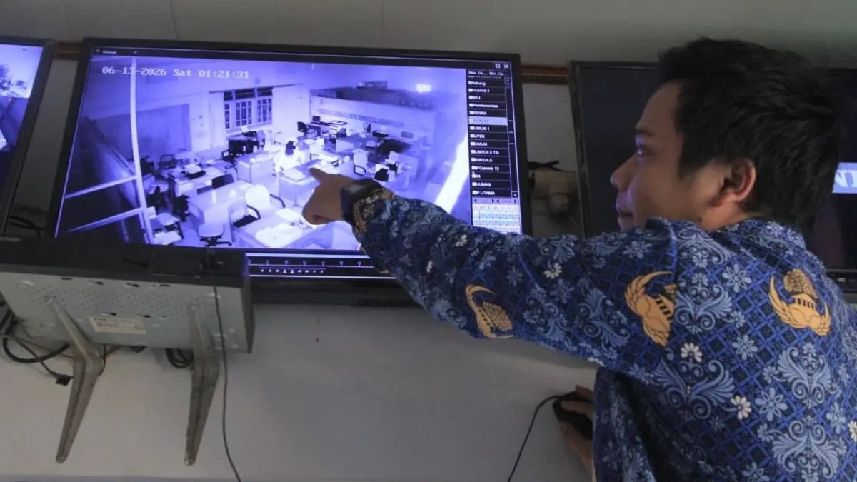 Rekaman CCTV menjadi petunjuk utama dalam kasus pencurian tujuh laptop dan satu hardisk di lingkungan Setda Magetan. AJI PUTRA/RADAR MAGETAN