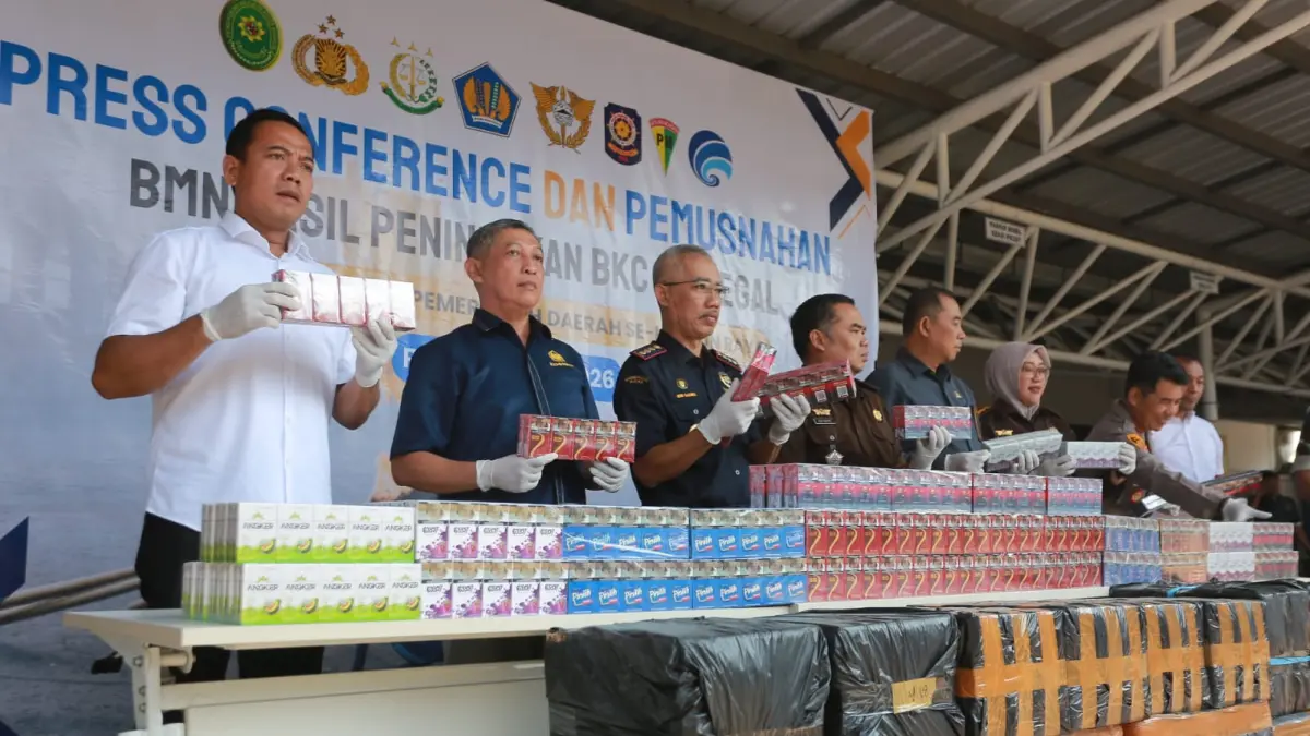Sebanyak 4,63 juta batang rokok ilegal senilai Rp 6,71 miliar dimusnahkan untuk menyelamatkan potensi kerugian negara Rp 4,27 miliar. BAGAS BIMANTARA/RADAR MADIUN
