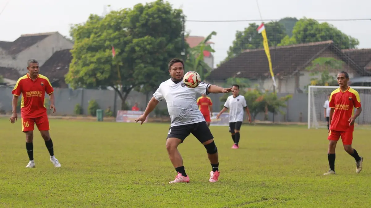 TENSI TINGGI: Direktur Radar Madiun Ockta Prana akan membawa Sparta Pena FC bertanding melawan tim Pemkab Madiun yang dipimpin Bupati Hari Wuryanto.