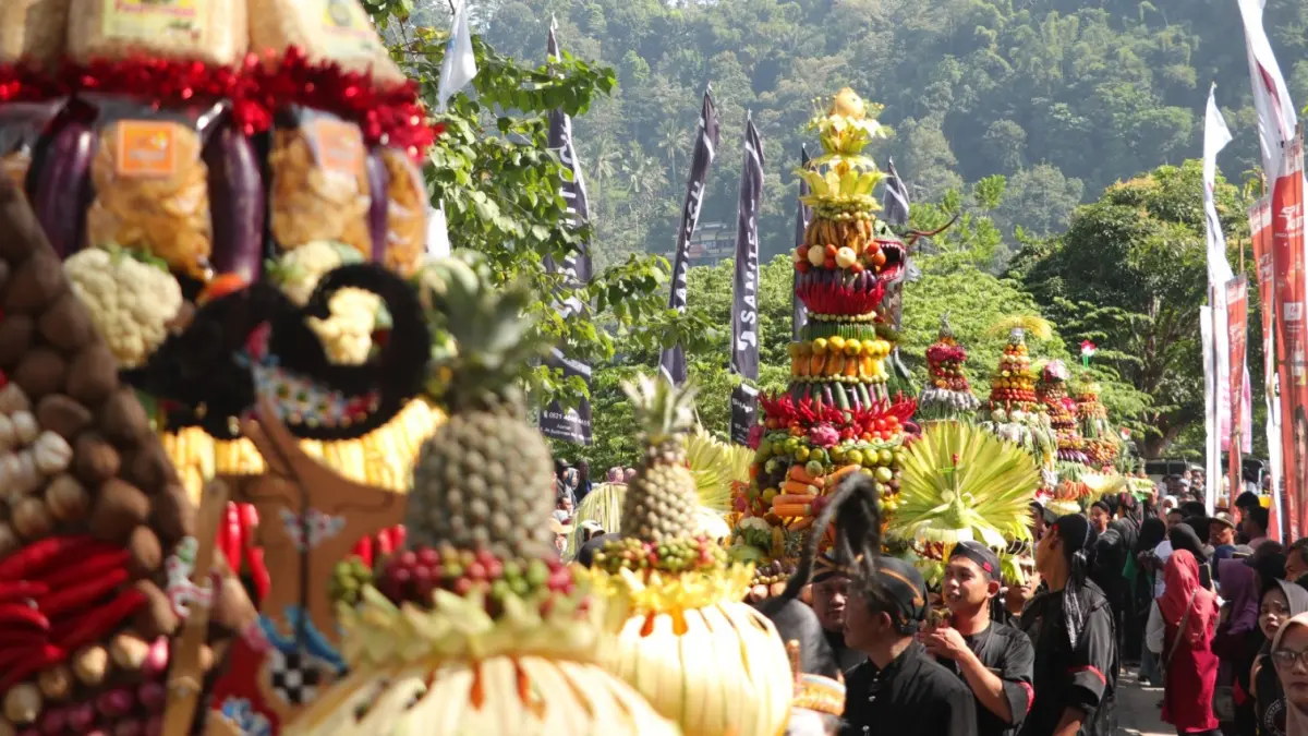 Tumpeng Agung setinggi empat meter dilarung menuju tengah Telaga Ngebel dalam prosesi Larung Sesaji yang menjadi penutup rangkaian Grebeg  Suro 2026, kemarin (16/6). SUGENG DWI N/RADAR PONOROGO