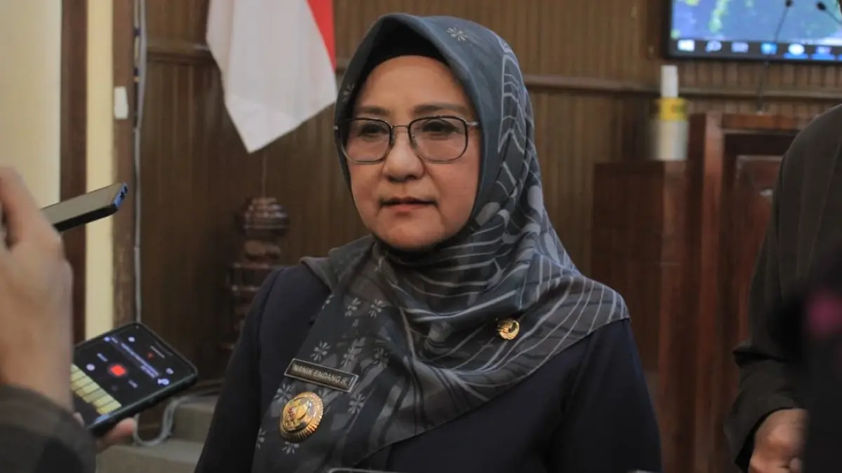 Bupati Magetan Nanik Endang Rusminiarti menyampaikan Nota Pengantar Raperda Pertanggungjawaban APBD 2025 dalam rapat paripurna DPRD. DOK RADAR MAGETAN
