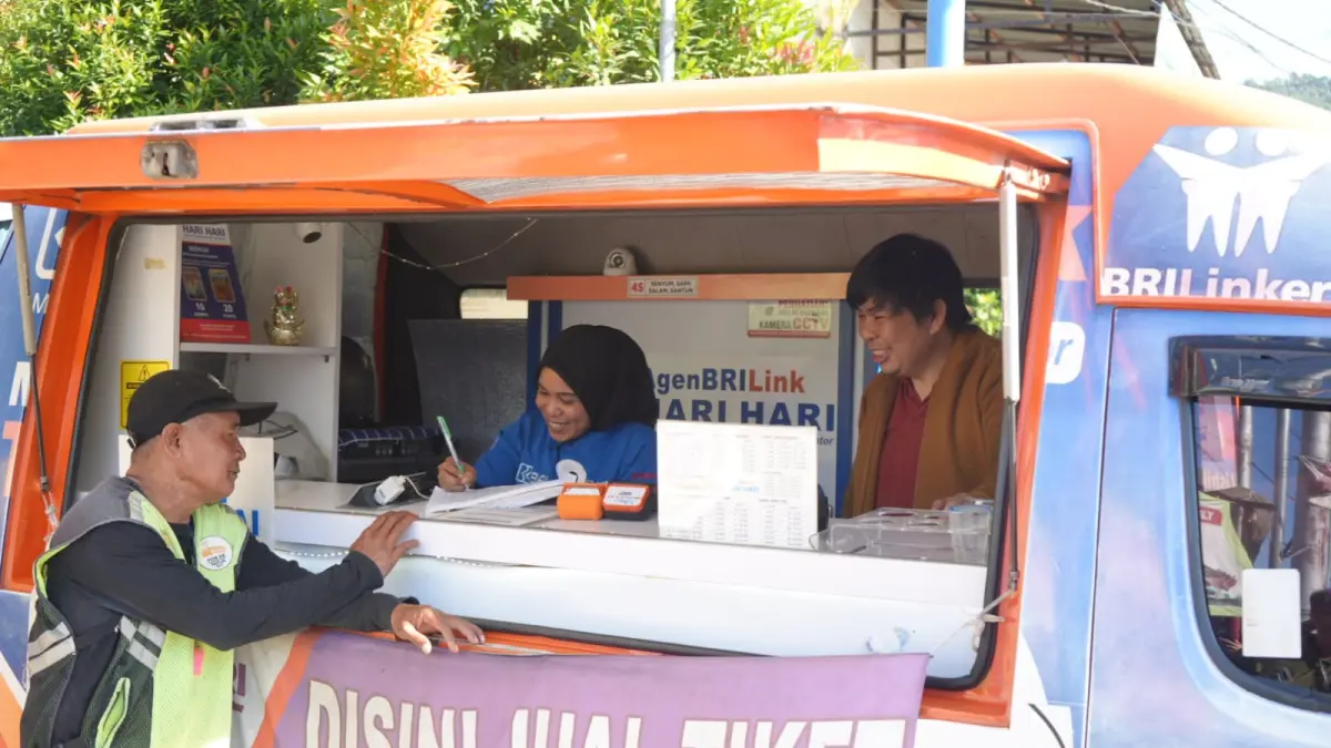 Darwin Chandra mengembangkan usaha dari kios sederhana menjadi jaringan lima BRILink Agen dan dua layanan bergerak di Jayapura yang kini melayani hingga 500 transaksi setiap hari. FOTO: ISTIMEWA