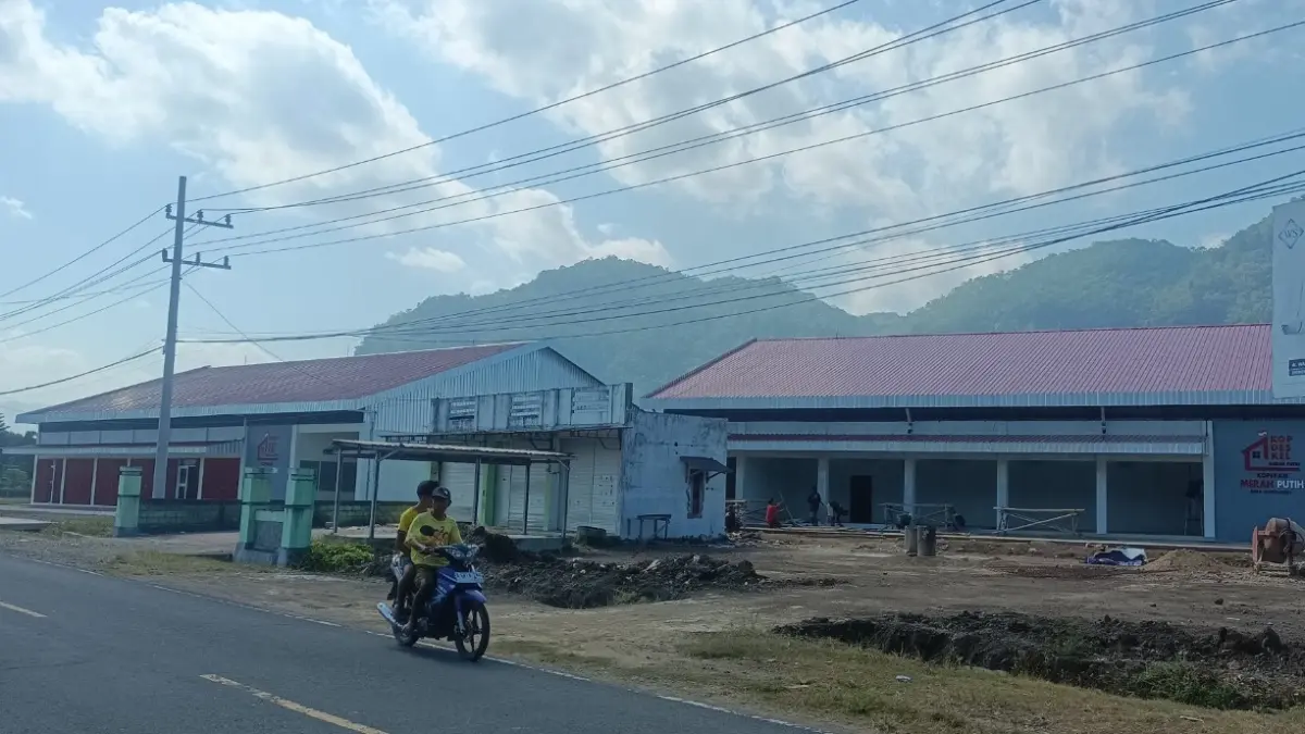 Dua bangunan Koperasi Desa Merah Putih (KDMP) di Desa Hadiluwih dan Desa Tanjungpuro, Kecamatan Ngadirojo, berdiri berdampingan dengan jarak hanya sekitar 10 meter. NUR CAHYONO/RADAR PACITAN