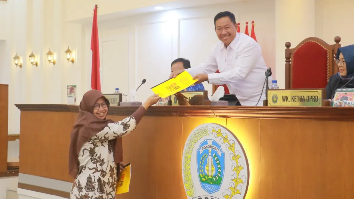 Ketua dan anggota DPRD Ponorogo memberikan pandangan umum terhadap raperda pemekaran lima desa. FOTO: SEKRETARIAT DPRD PONOROGO