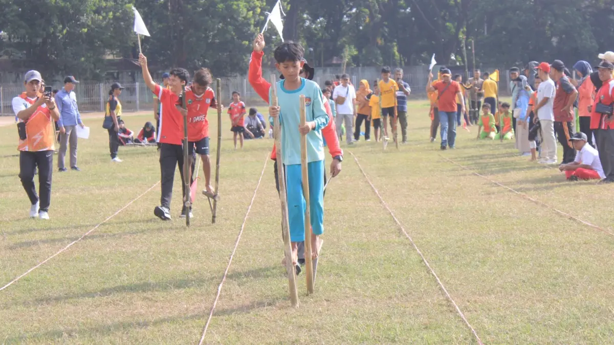 Pelajar SD dan SMP mengikuti lomba egrang di Stadion Yosonegoro Magetan. AJI PUTRA/RADAR MAGETAJ