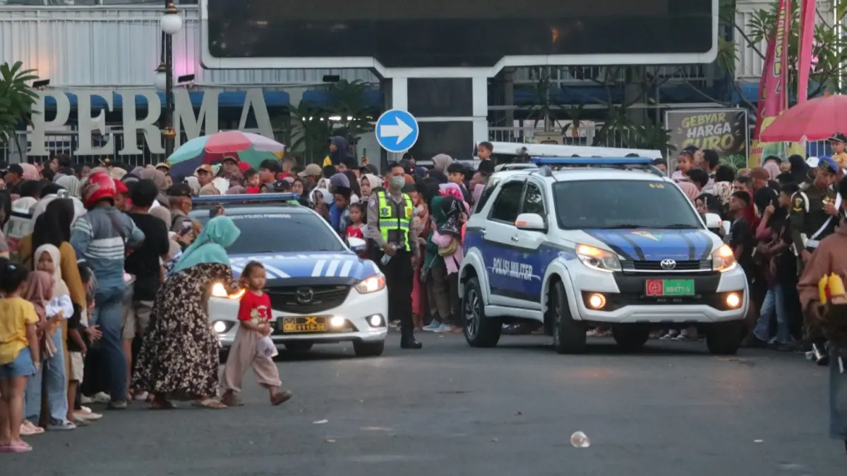 Petugas kebersihan dan relawan membersihkan sampah yang berserakan usai Kirab Pusaka Grebeg Suro 2026. SUGENG DWI N/RADAR PONOROGO