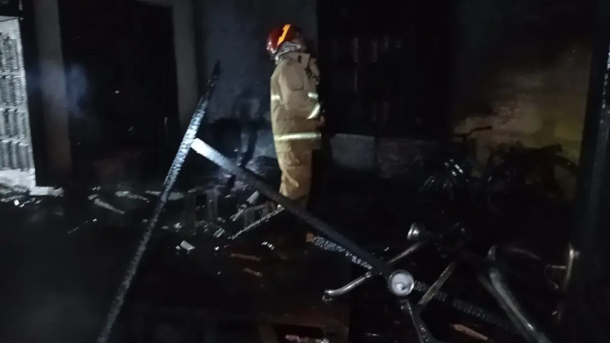 Petugas pemadam kebakaran berjibaku memadamkan api yang melalap rumah sekaligus toko kelontong milik warga di Desa Sukorejo, Kecamatan Kebonsari, Rabu (17/6) malam. FOTO: ISTIMEWA