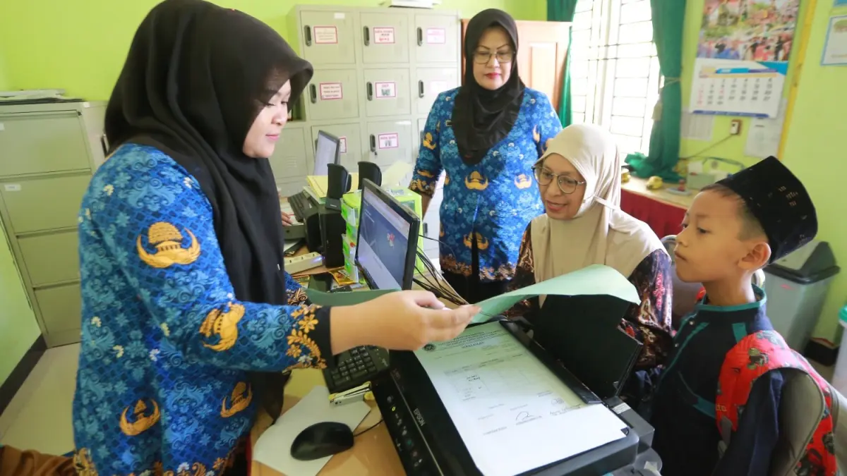 Petugas SPMB SDN 02 Mojorejo melayani proses pendaftaran calon peserta didik baru. BAGAS BIMANTARA/RADAR MADIUN