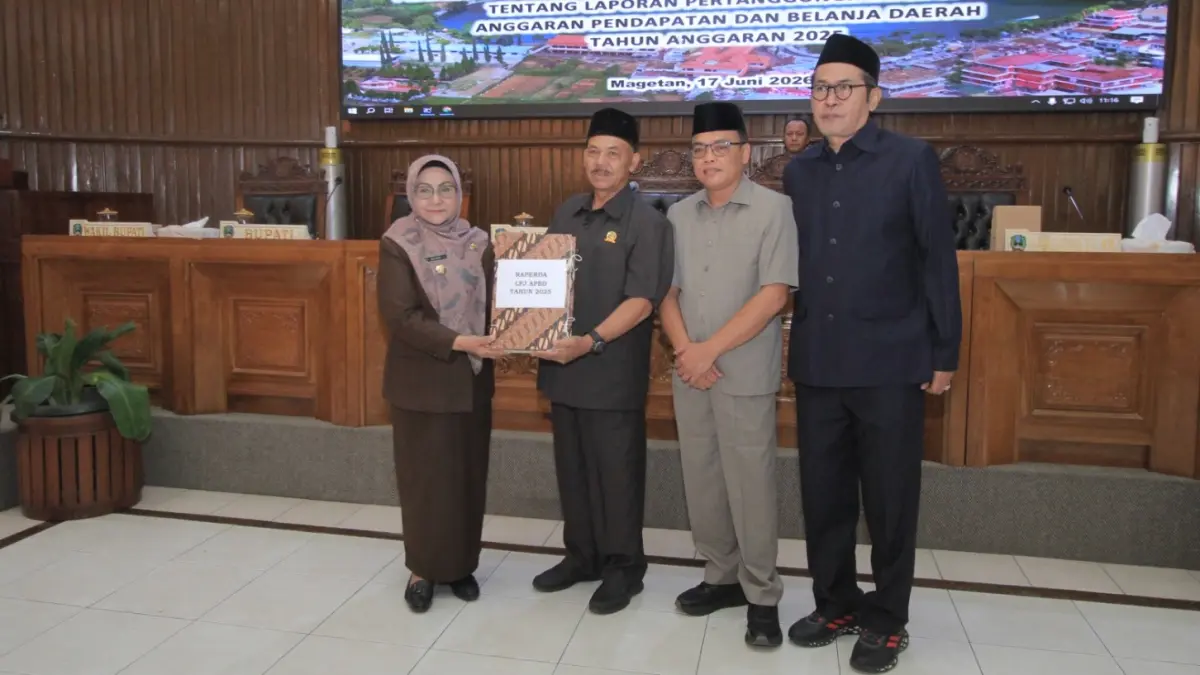 Plt Ketua DPRD Magetan Suyatno bersama Bupati Magetan Nanik Endang Rusminiarti mengikuti rapat paripurna pertanggungjawaban APBD 2025. AJI PUTRA/RADAR MAGETAN