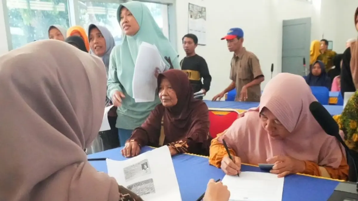 Sejumlah warga Pacitan menerima bantuan Program Keluarga Harapan (PKH). NUR CAHYONO/RADAR PACITAN