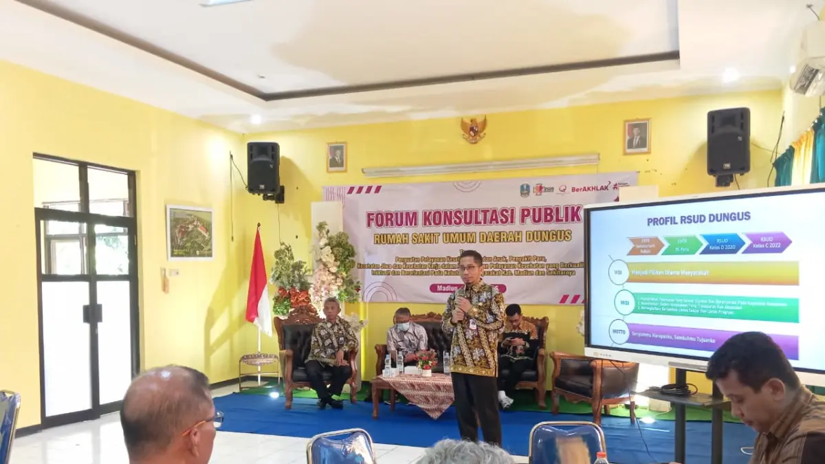 INTERAKTIF: Direktur RSUD Dungus dr Heru memaparkan layanan RSUD Dungus dan saling berkomunikasi bersama tamu undangan FKP yang hadir. (ARCHI FIRDAUS/RADAR MADIUN)