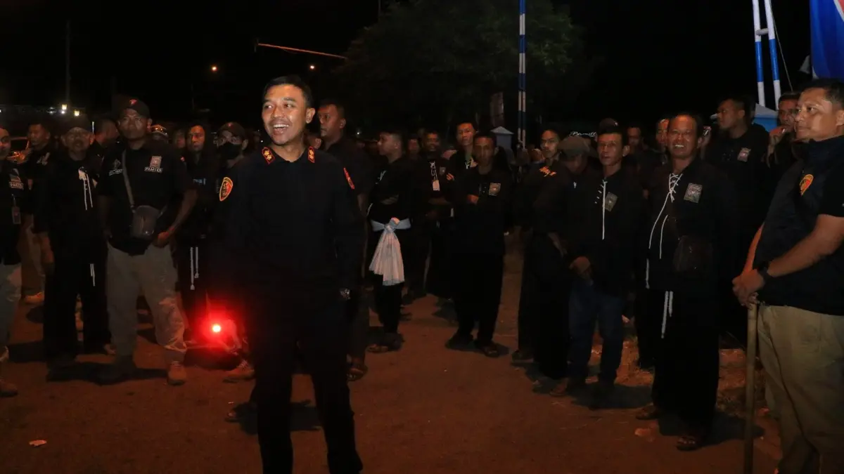 Personel gabungan melakukan pengamanan dan penyekatan di sejumlah titik saat rangkaian pengesahan warga baru PSHT di Kabupaten Ngawi, Kamis malam hingga Jumat (19/6). FOTO: ISTIMEWA