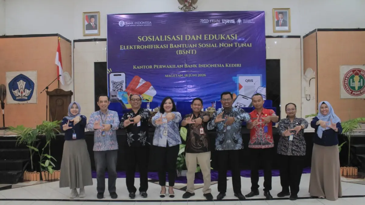 Perwakilan KPwBI Kediri bersama Dinas Sosial Magetan memberikan sosialisasi dan edukasi elektronifikasi BSNT di Gedung PGRI Magetan, Kamis (18/6), guna memperkuat implementasi bantuan sosial non tunai di daerah percontohan. AJI PUTRA/RADAR MAGETAN
