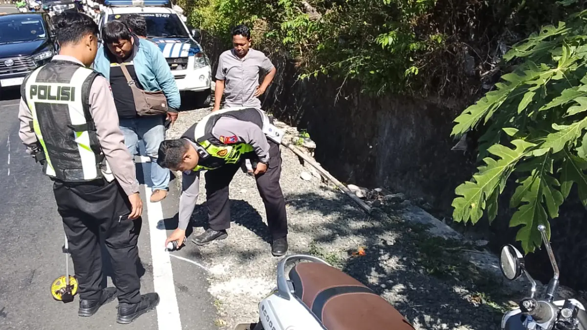 Petugas Satlantas Polres Pacitan melakukan penanganan kecelakaan di jalur alternatif Pacitan–Pringkuku. FOTO: SATLANTAS POLRES PACITAN