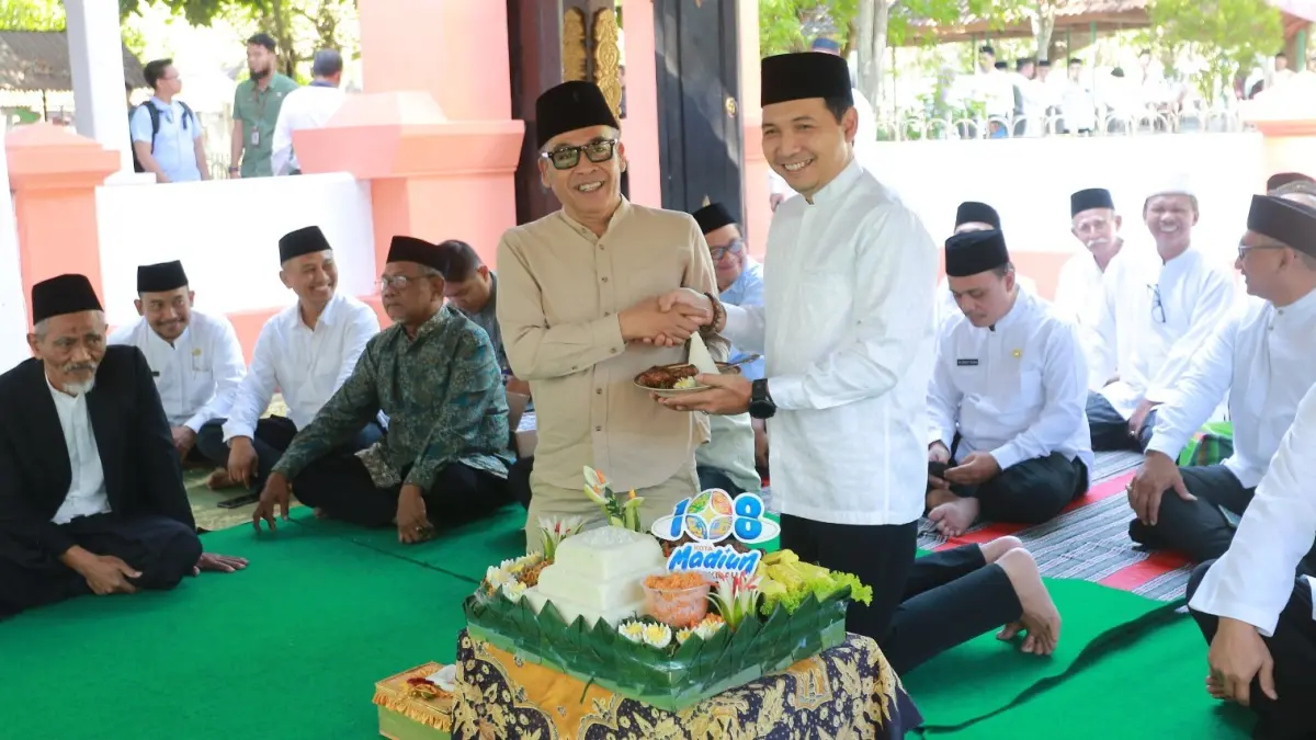 Plt Wali Kota Madiun F. Bagus Panuntun bersama jajaran forkopimda melakukan ziarah ke makam para tokoh pendahulu Kota Madiun dalam rangka Hari Jadi ke-108 Kota Madiun, Jumat (19/6). BAGAS BIMANTARA/RADAR MADIUN