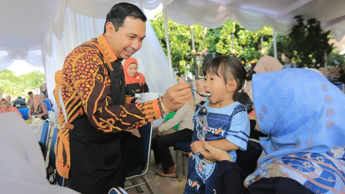 Plt Wali Kota Madiun F. Bagus Panuntun mengikuti kegiatan Gemarikan sebagai bagian dari upaya percepatan penurunan stunting. BAGAS BIMANTARA/RADAR MADIUN