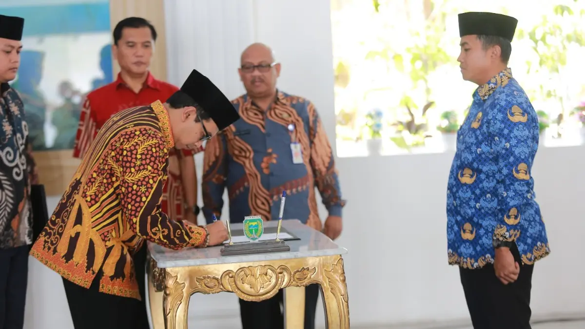 Puluhan pejabat fungsional mengikuti pelantikan dan pengambilan sumpah jabatan di rumah dinas wali kota. BAGAS BIMANTARA/RADAR MADIUN