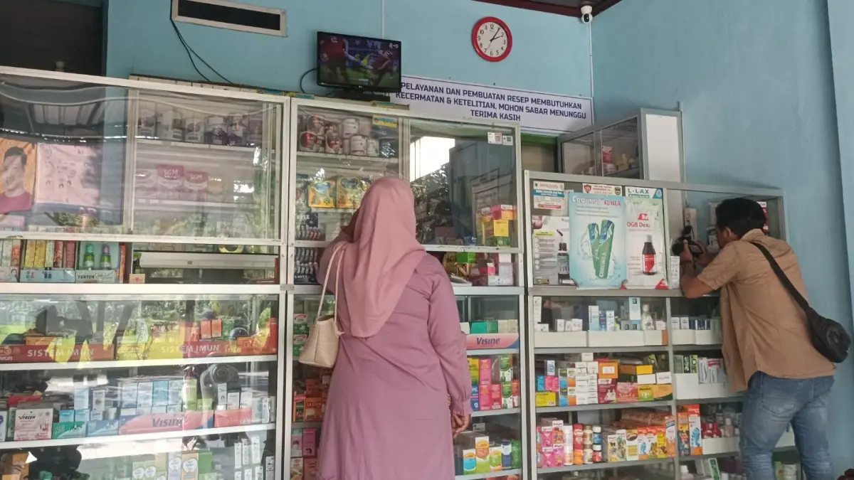Seorang warga membeli obat di Apotek Bengkal Pacitan, kemarin (18/6). NUR CAHYONO/RADAR PACITAN