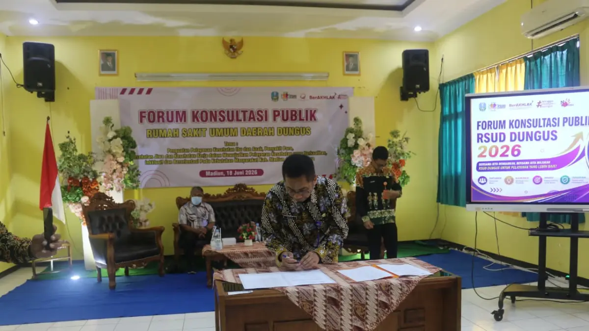 SIMBOLIS: dr. Heru melakukan tanda tangan berita acara untuk menandai kesepakatan bersama terkait hasil dari FKP di RSUD Dungus.