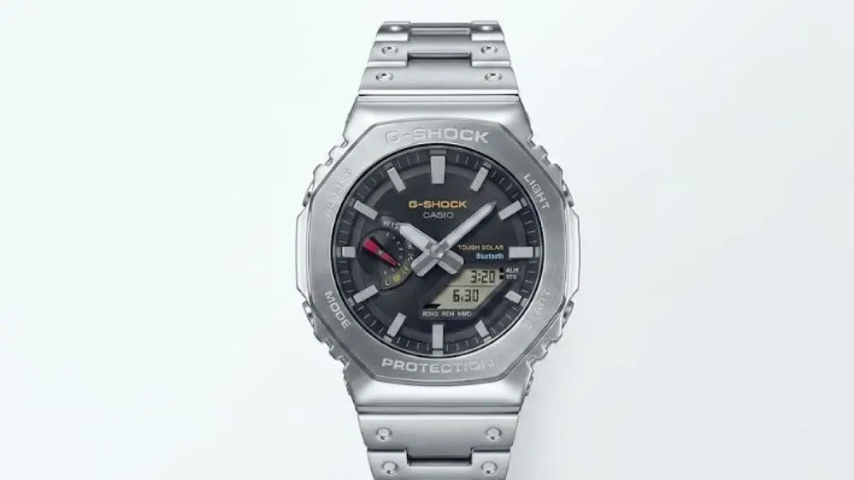 Terinspirasi dari DW-5000C, G-SHOCK pertama dalam sejarah, GM-B2100SD-1C memadukan desain full metal premium dengan warna ikonik yang sarat makna.