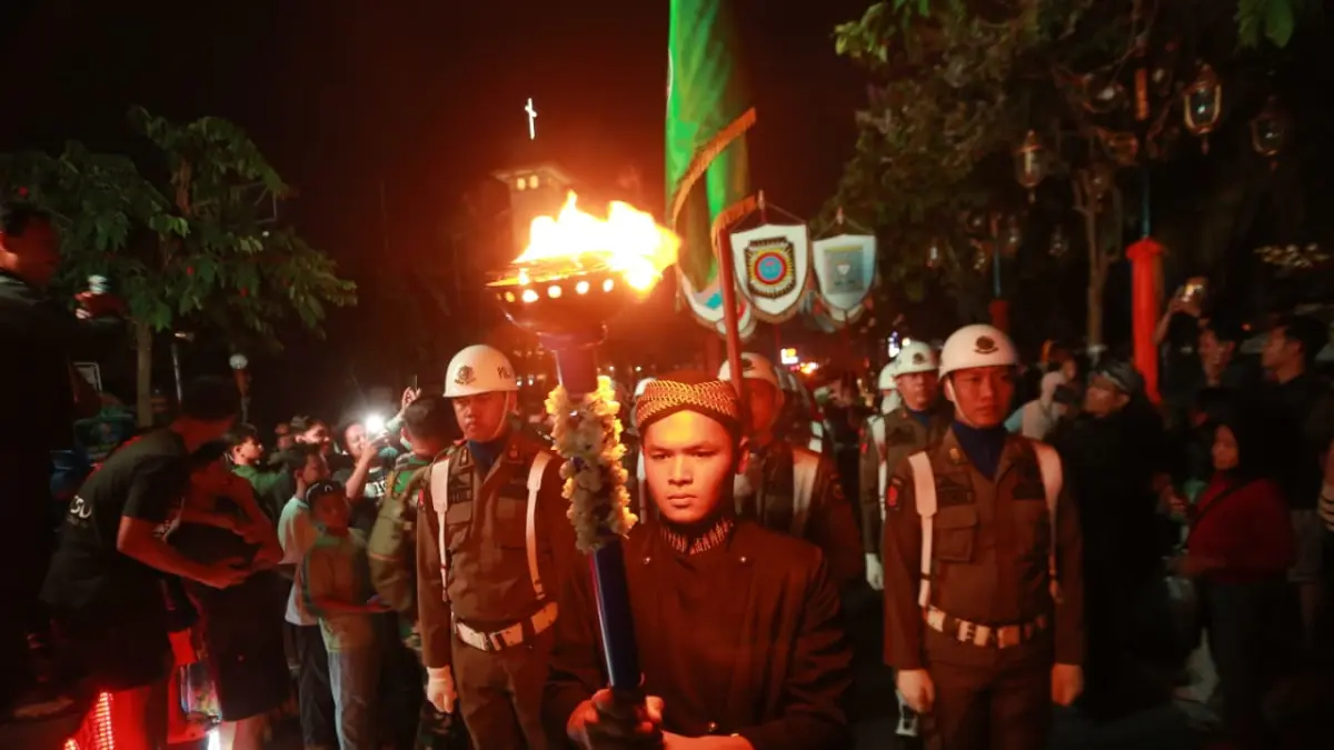 Kirab Panji Persatuan memasuki halaman Balai Kota Madiun menjelang pergantian hari, Sabtu (20/6). BAGAS BIMANTARA/RADAR MADIUN