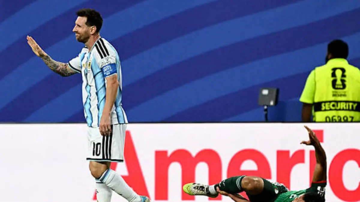 Messi usai menekel Aissa Mandi di laga Piala Dunia 2026 antara Argentina vs Aljazair.