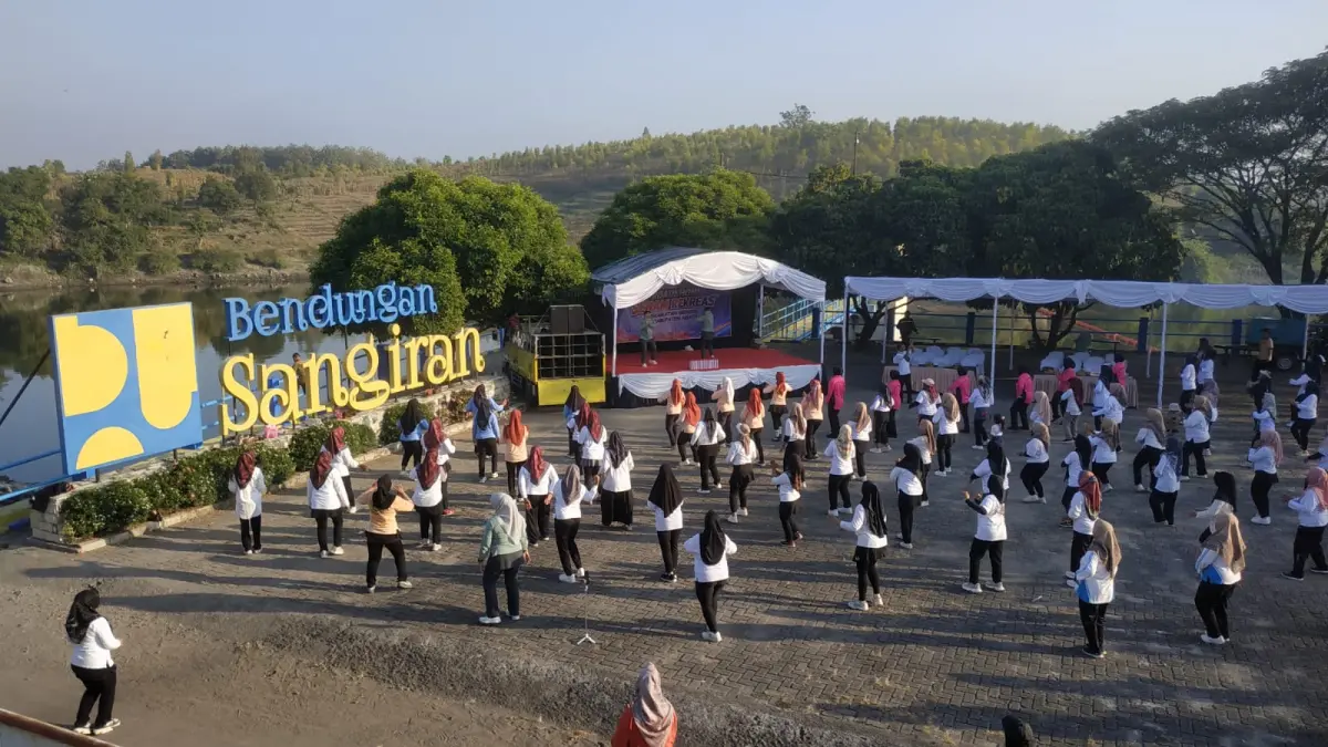 Pemdes Sumberbening, Ngawi, menggelar roadshow senam rekreasi Perwosi di Waduk Sangiran.