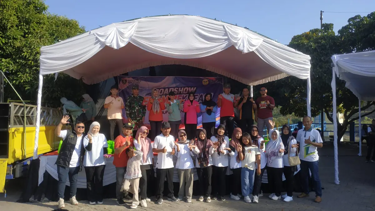 Pemdes Sumberbening, Ngawi, menggelar roadshow senam rekreasi Perwosi di Waduk Sangiran.