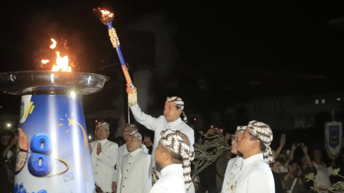 Penyalaan Obor Api Madiun Berkilau sebagai penanda dimulainya Hari Jadi Kota Madiun ke-108. BAGAS BIMANTARA/RADAR MADIUN