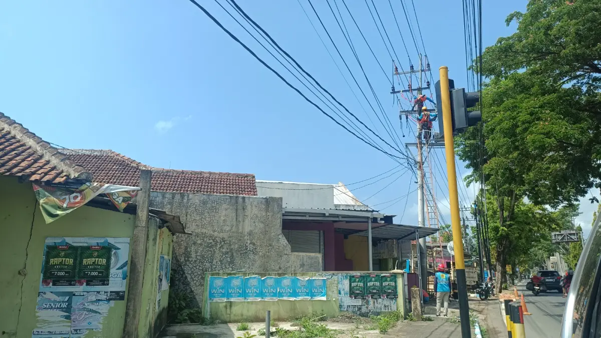 Petugas PLN ULP Pacitan melakukan perbaikan jaringan kelistrikan. PLN menyebut pemadaman yang terjadi dalam beberapa hari terakhir dipicu penurunan kapasitas suplai listrik akibat kendala teknis pada sistem pembangkitan. NUR CAHYONO/RADAR PACITAN