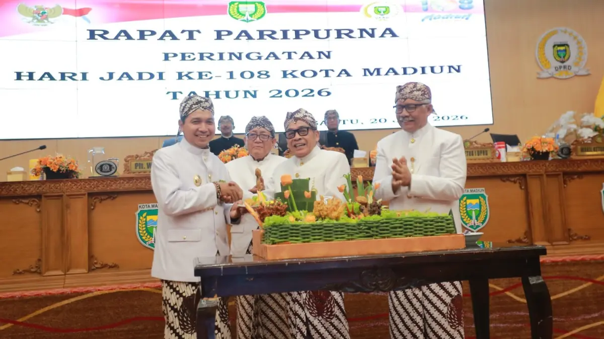 POTONGAN PERTAMA: Ketua DPRD Kota Madiun Armaya menyerahkan potongan tumpeng kepada Plt Wali Kota Madiun F. Bagus Panuntun dalam rapat paripurna Hari Jadi ke-108 Kota Madiun, Sabtu (20/6). BAGAS BIMANTARA/RADAR MADIUN