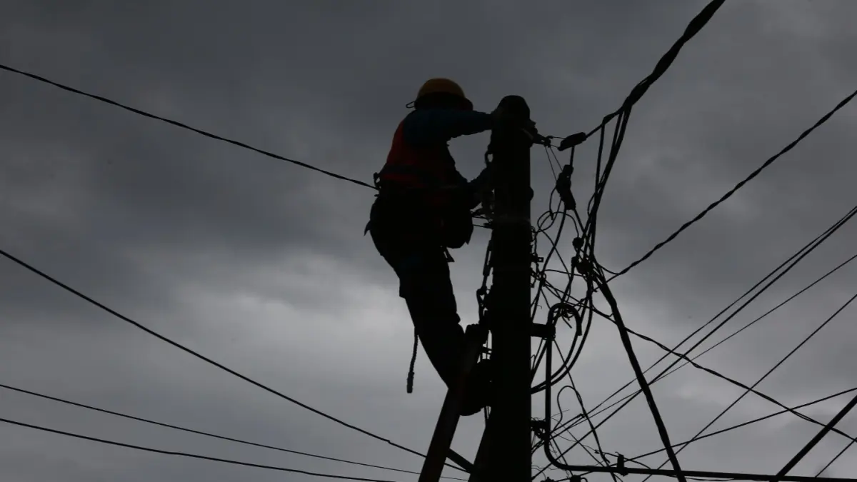 Petugas PLN melakukan pemantauan jaringan kelistrikan. PLN memastikan pemadaman yang terjadi di sejumlah wilayah Madiun Raya merupakan langkah manajemen beban akibat gangguan pada sistem pembangkitan listrik di Jawa Timur. BAGAS BIMANTARA/RADAR MADIUN