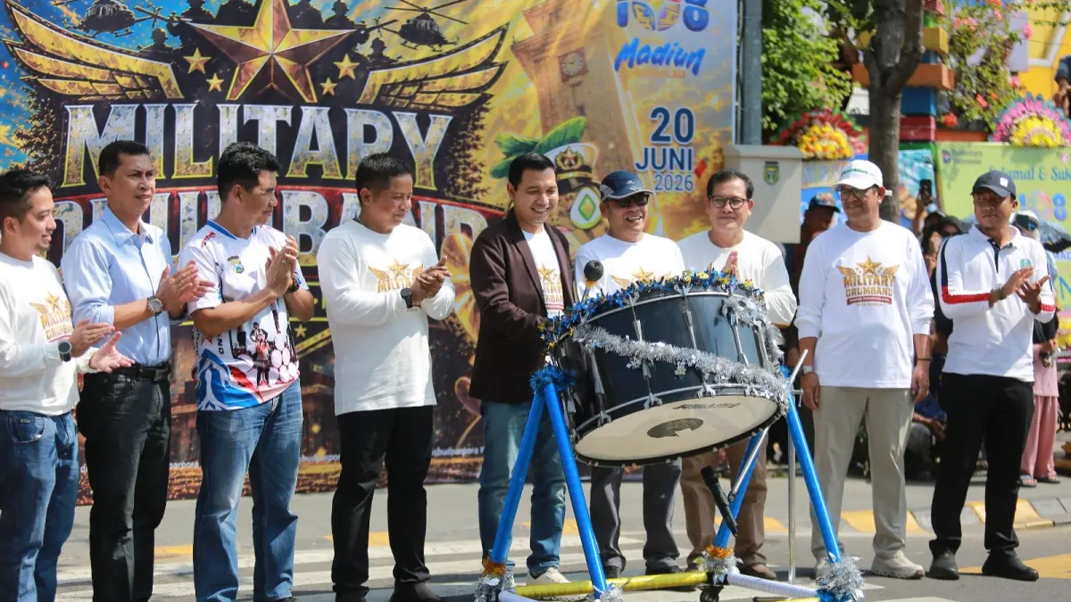 SEREMONI: Plt Wali Kota Madiun F. Bagus Panuntun menabuh bass drum sebagai tanda dimulainya Parade Military Drumband dalam rangka Hari Jadi ke-108 Kota Madiun, Sabtu (20/6).