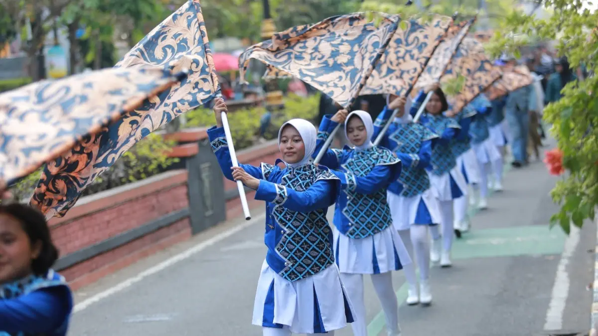 Tim drumband SMA 3 Taruna Angkasa Madiun menampilkan formasi atraktif saat Parade Military Drumband dan berhasil meraih posisi runner-up pada kompetisi tahun ini. BAGAS BIMANTARA/RADAR MADIUN