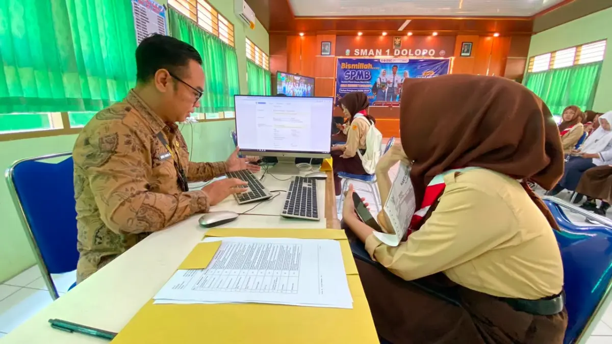 Calon siswa mengikuti tahapan Seleksi Penerimaan Murid Baru (SPMB) 2026 di SMAN 1 Dolopo. DIAN RAHAYU/RADAR MADIUJ