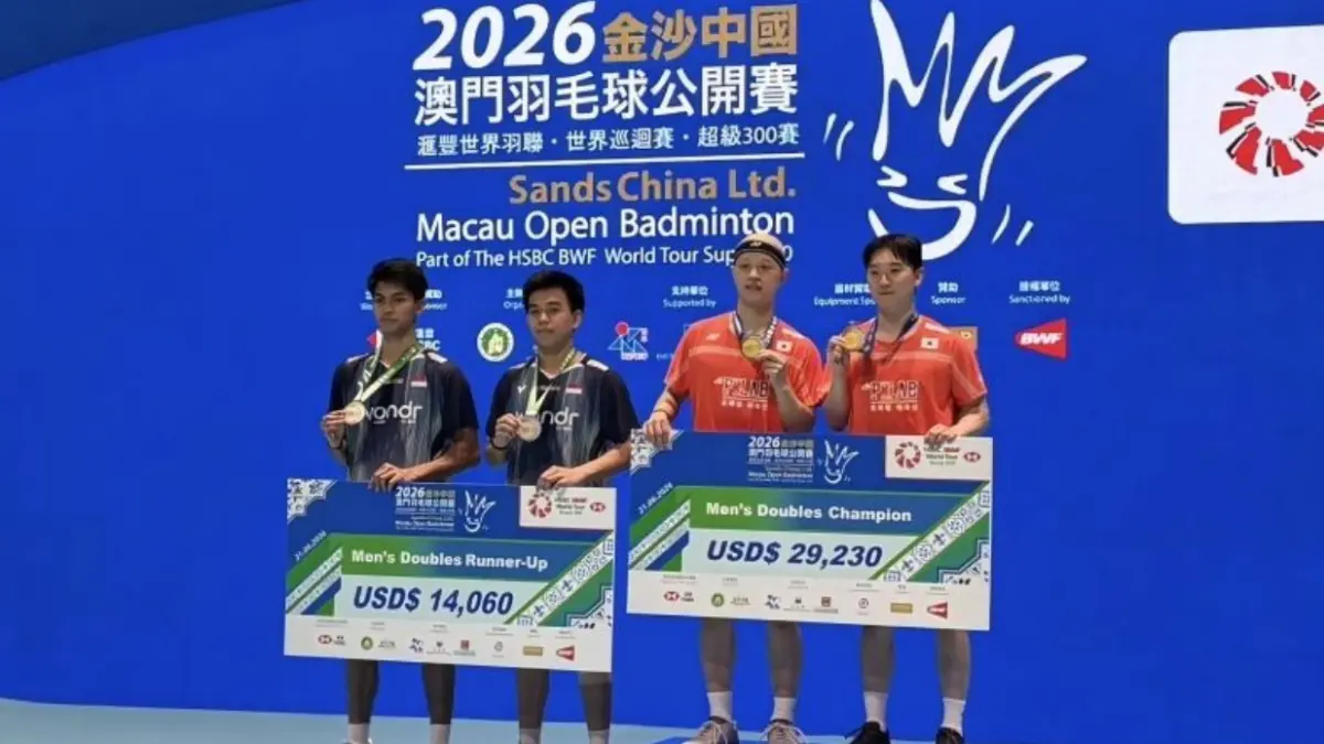 Ganda putra Indonesia Devin Artha Wahyudi/Ali Faathir Rayhan (kiri) bersama pasangan Korea Selatan Jin Yong/Lee Jongmin (kanan) dalam upacara penerimaan medali Macau Open 2026 di Macau, China, Minggu (21/6). (PBSI)