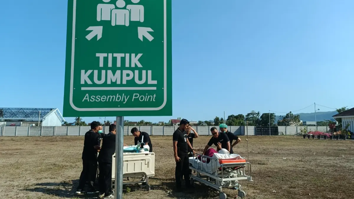 KESIAPSIAGAAN: Petugas RSUD dr. Darsono Pacitan mengevakuasi pasien dalam simulasi tanggap darurat gempa bumi dan tsunami untuk menguji kesiapan prosedur penanganan bencana di lingkungan rumah sakit. NUR CAHYONO/RADAR MADIUN