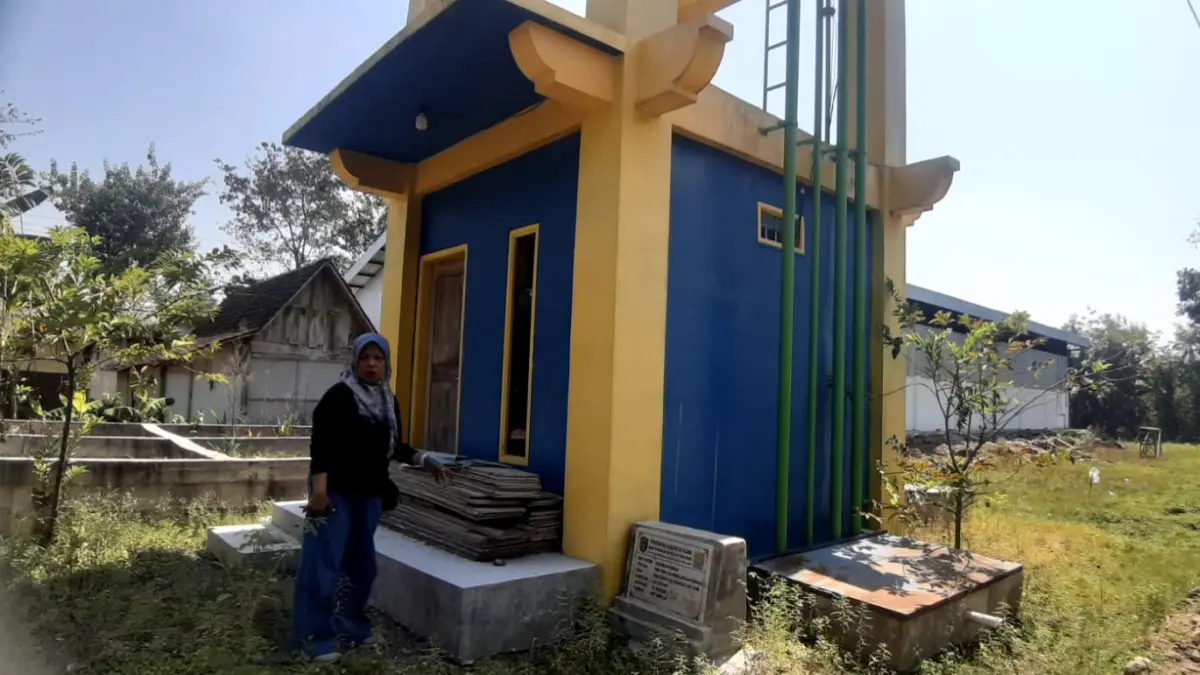 Petugas DPRKP Kabupaten Ngawi melakukan pengecekan debit air dan jaringan sambungan rumah pada fasilitas SPAM di Desa Sidorejo, Kecamatan Karangjati. FOTO: ISTIMEWA
