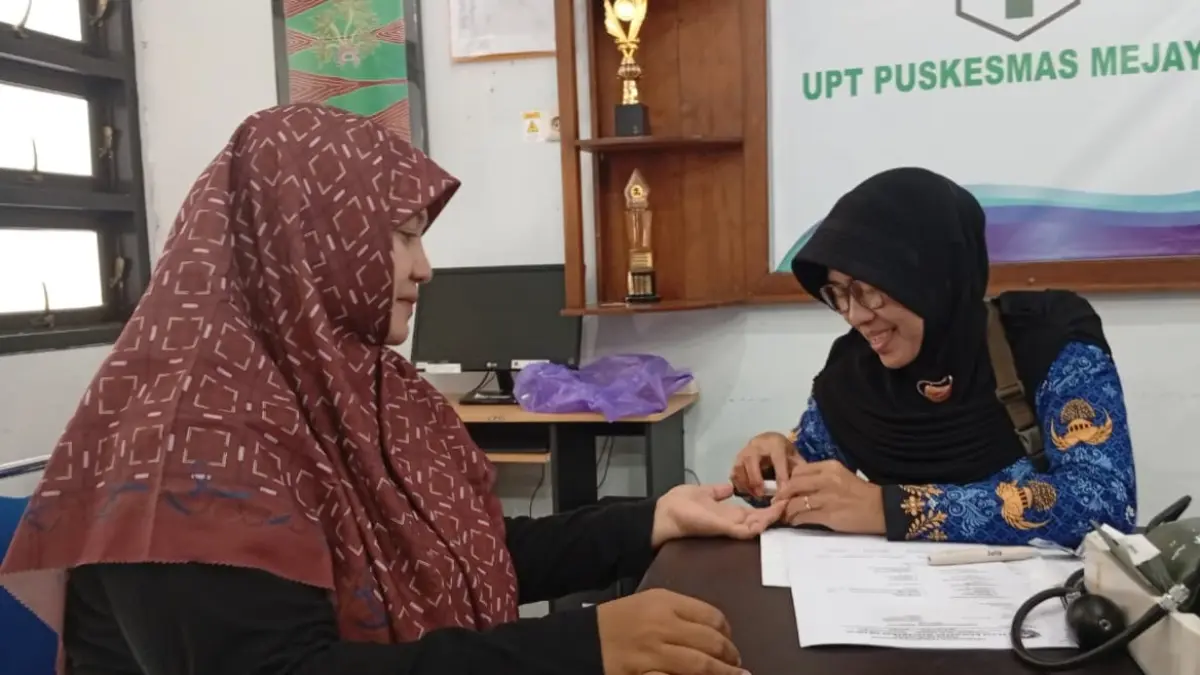 Petugas melayani administrasi di lingkungan pemerintah daerah. DOK RADAR MADIUN