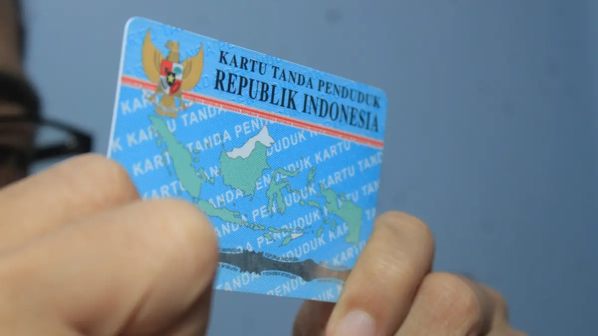 Petugas menunjukkan ketersediaan blangko e-KTP di Disdukcapil Magetan. AJI PUTRA/RADAR MAGETAN