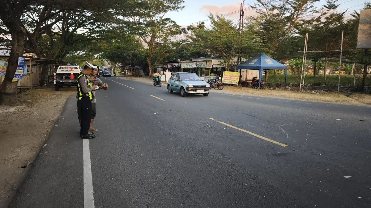 Petugas Satlantas Polres Pacitan melakukan penanganan kecelakaan lalu lintas di simpang tiga Desa Sirnoboyo. FOTO: ISTIMEWA