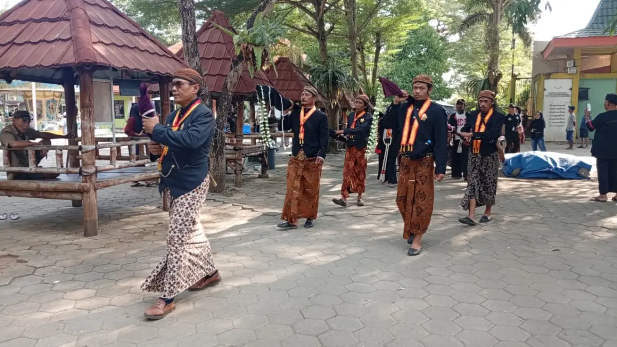 Prosesi pelestarian budaya dalam tradisi Ruwat Sengkolo Bumi Projo Nusantoro di Madiun Umbul Square (MUS), Dolopo. DIAN RAHAYU/RADAR MADIUN