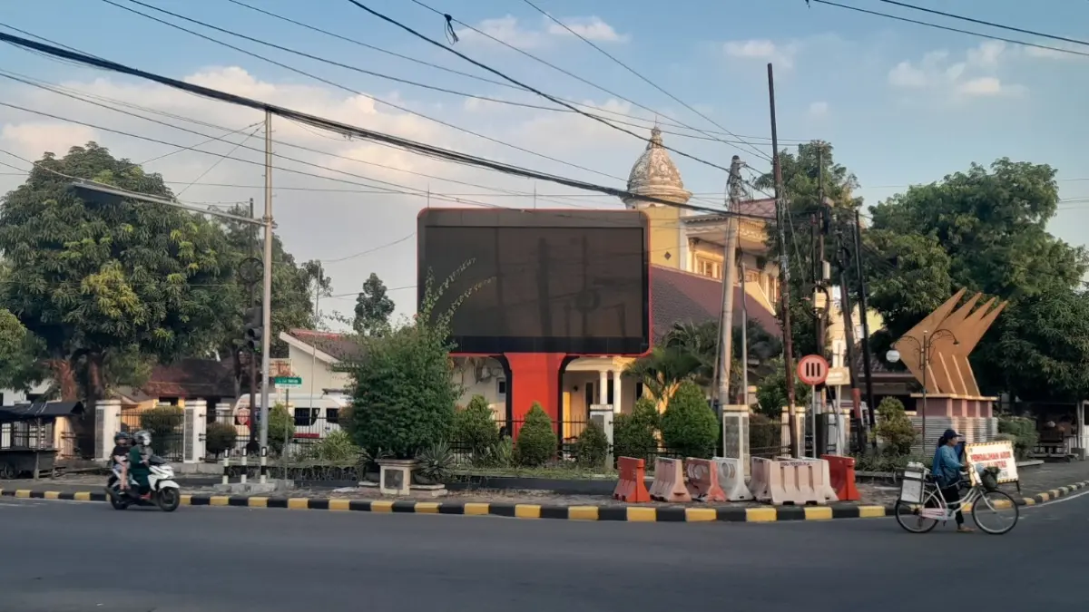 Videotron milik Diskominfo SP Kabupaten Ngawi di kawasan Jalan MH Thamrin, pojok Alun-Alun Ngawi. ASEP SYAEFUL/RADAR NGAWI