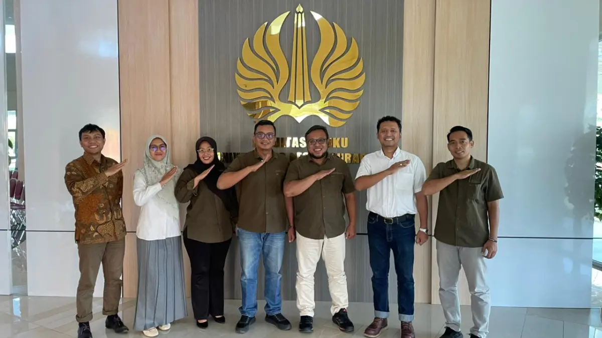 Direktur Jawa Pos Radar Madiun Ockta Prana (tiga dari kanan) dan manajemen bersama Wakil Direktur II UNESA Kampus 5 Magetan Gading Gamaputra (dua dari kanan) dan jajarannya.