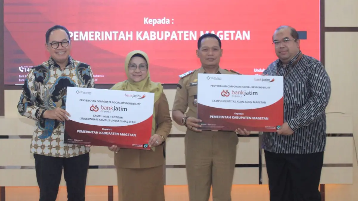 DUKUNGAN NYATA: Bupati Nanik Endang Rusminiarti menerima secara simbolis penyaluran CSR dari Bank Jatim. (AJI PUTRA/RADAR MADIUN)