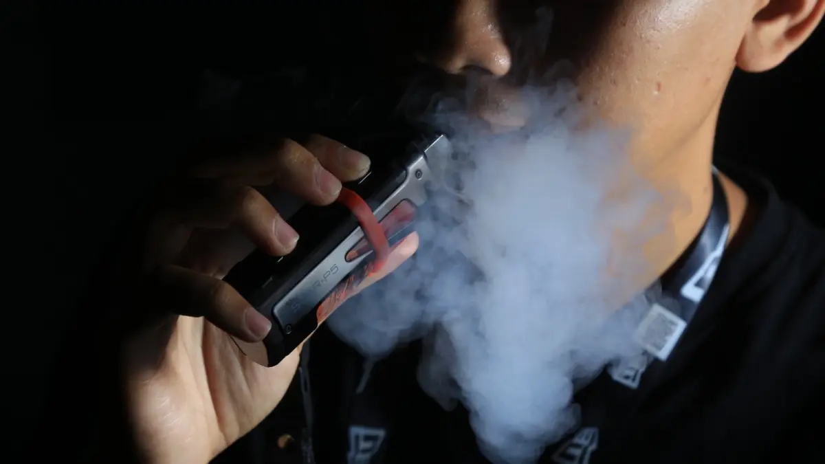 Ilustrasi penggunaan vape. BNNK mengingatkan masyarakat untuk mewaspadai modus baru peredaran narkoba yang kini mulai disamarkan melalui cairan rokok elektrik. BAGAS BIMANTARA/RADAR MADIUN