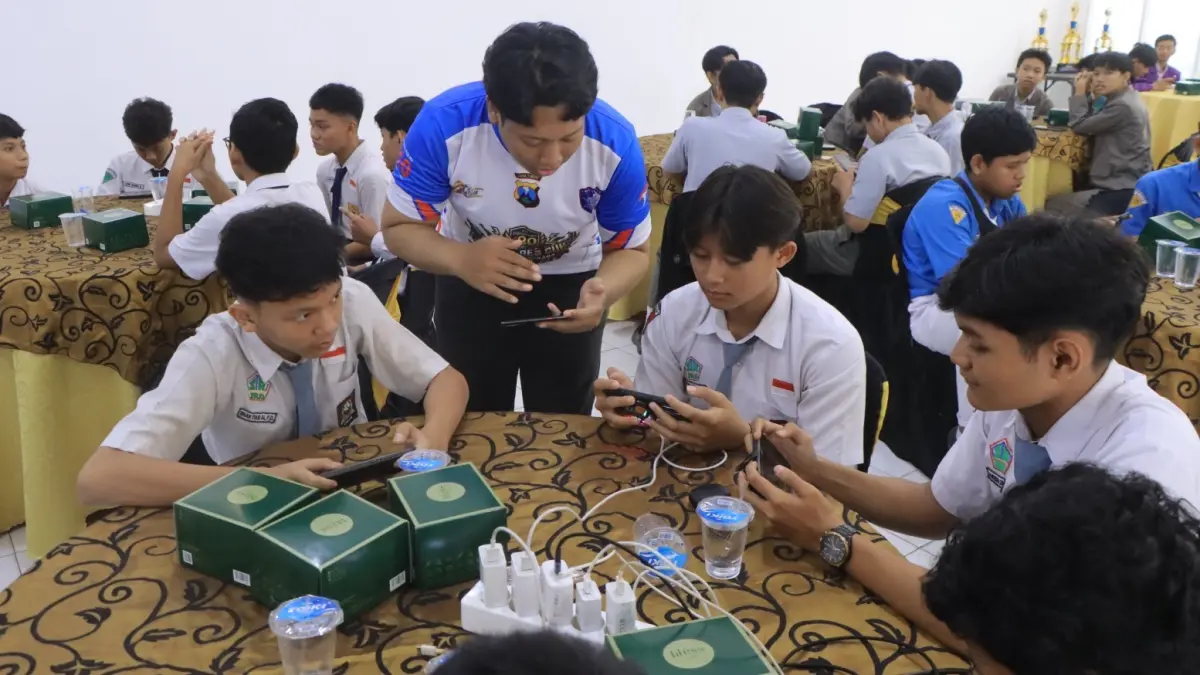 Peserta bertanding dalam Turnamen E-Sport Competition yang digelar Polres Madiun. FOTO: ISTIMEWA