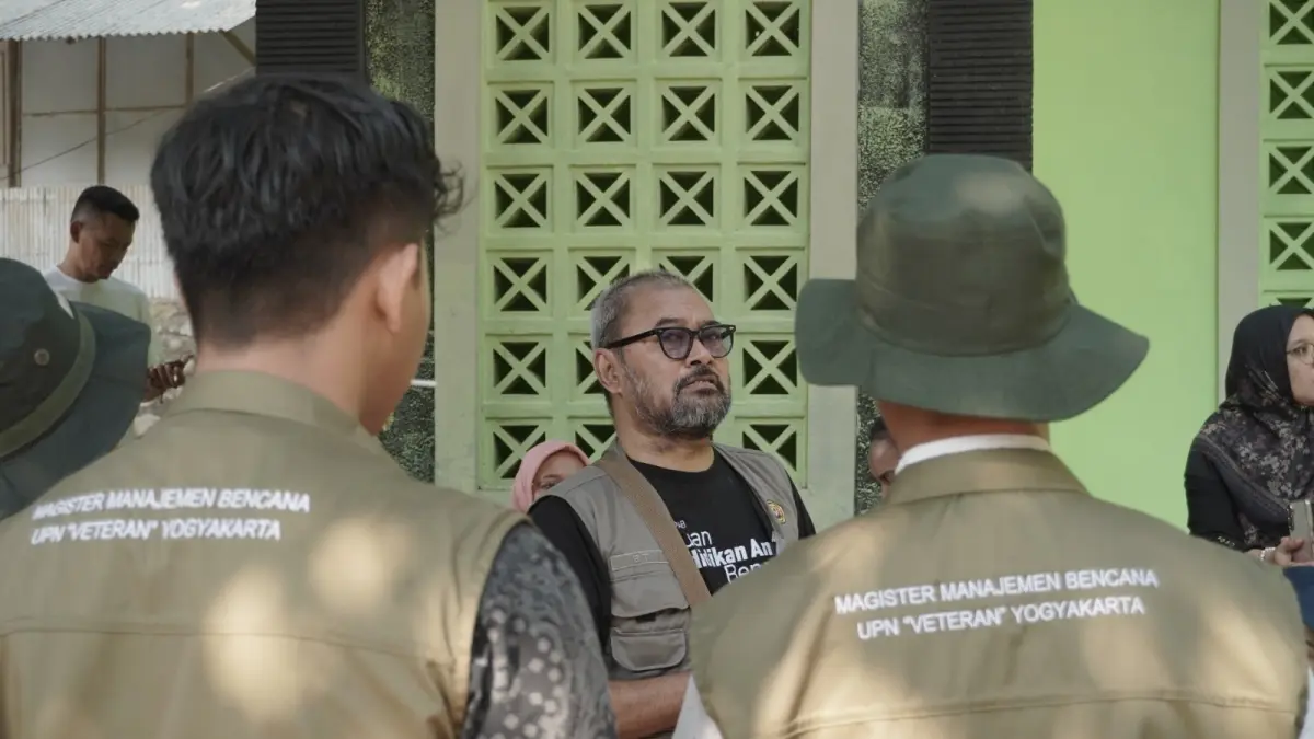 Prof. Eko Teguh Paripurno memberikan kuliah lapangan di kawasan wisata Banyu Anget, Arjosari, Pacitan. NUR CAHYONO/RADAR PACITAH