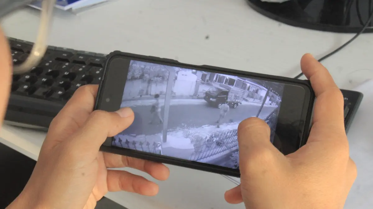 Rekaman CCTV memperlihatkan terduga pelaku pencurian saat mengambil tas milik korban dari dalam mobil pikap yang terparkir di Desa Mranggen, Kecamatan Maospati. AJI PUTRA/RADAR MAGETAN