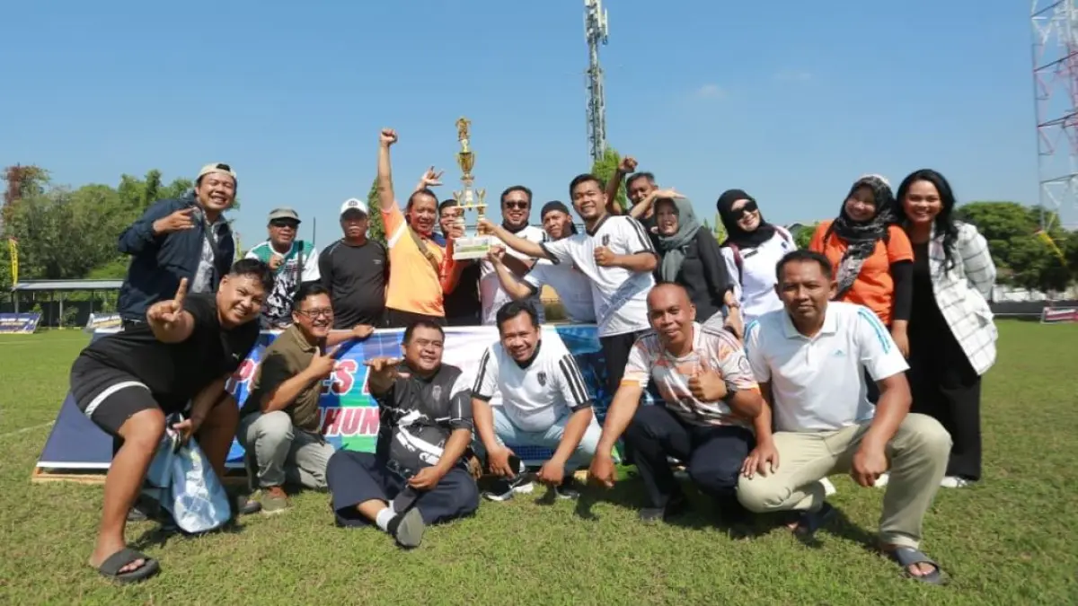 Tim Sparta Pena memamerkan trofi juara empat di ajang mini soccer Kapolres Madiun Cup 2026 U-40.
